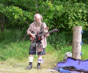 highland-busker
